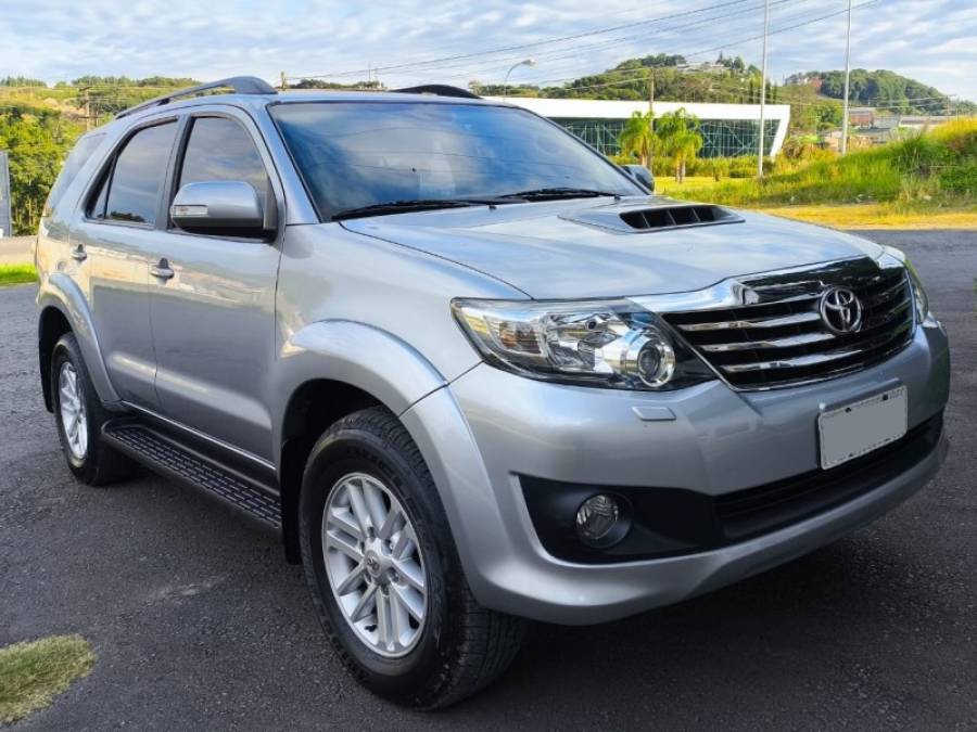 TOYOTA - HILUX SW4 - 2015/2015 - Prata - R$ 163.900,00