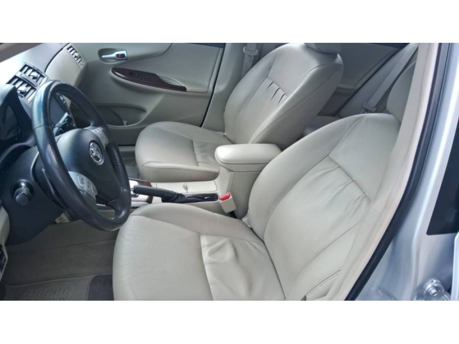 TOYOTA - COROLLA - 2013/2014 - Prata - R$ 75.900,00