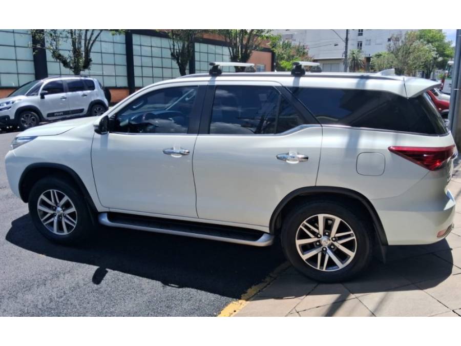TOYOTA - HILUX SW4 - 2018/2018 - Branca - R$ 219.000,00