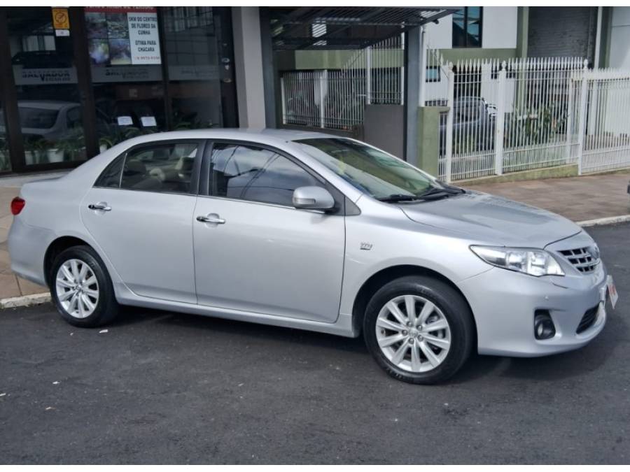 TOYOTA - COROLLA - 2013/2014 - Prata - R$ 75.900,00