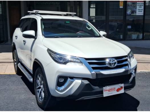 TOYOTA - HILUX SW4 - 2018/2018 - Branca - R$ 219.000,00