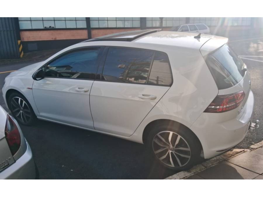 VOLKSWAGEN - GOLF - 2014/2015 - Branca - R$ 81.000,00