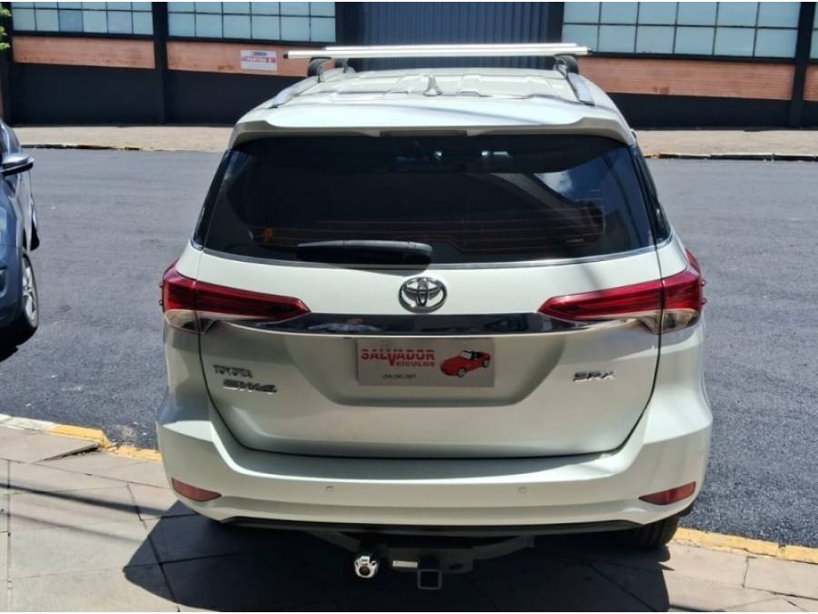 TOYOTA - HILUX SW4 - 2018/2018 - Branca - R$ 219.000,00
