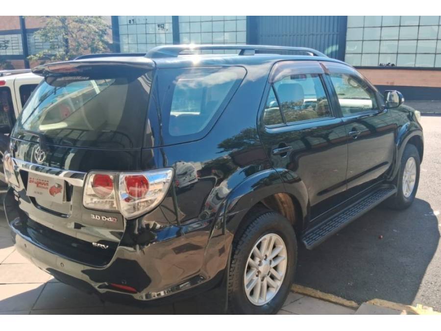 TOYOTA - HILUX SW4 - 2011/2012 - Preta - R$ 135.000,00