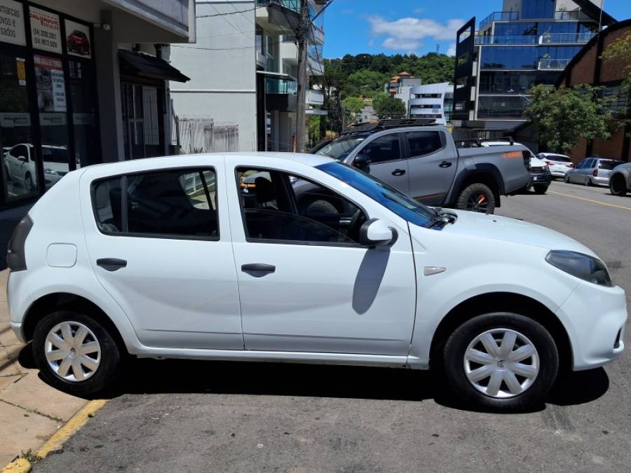 RENAULT - SANDERO - 2013/2014 - Branca - R$ 32.500,00