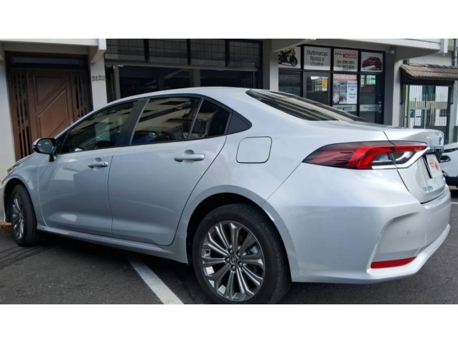 TOYOTA - COROLLA - 2022/2023 - Prata - R$ 131.900,00