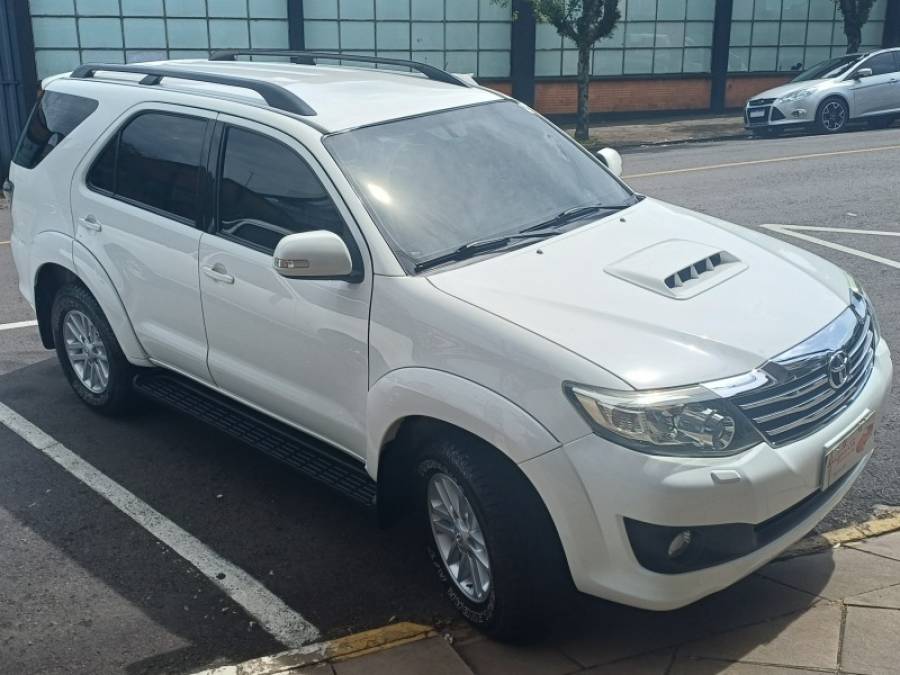 TOYOTA - HILUX SW4 - 2011/2012 - Branca - R$ 140.000,00