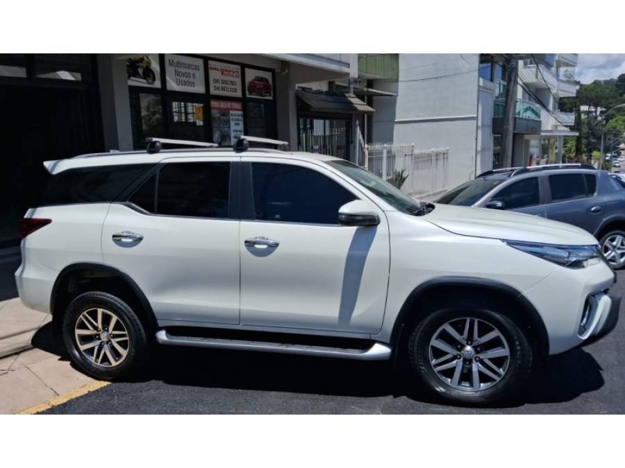 TOYOTA - HILUX SW4 - 2018/2018 - Branca - R$ 219.000,00