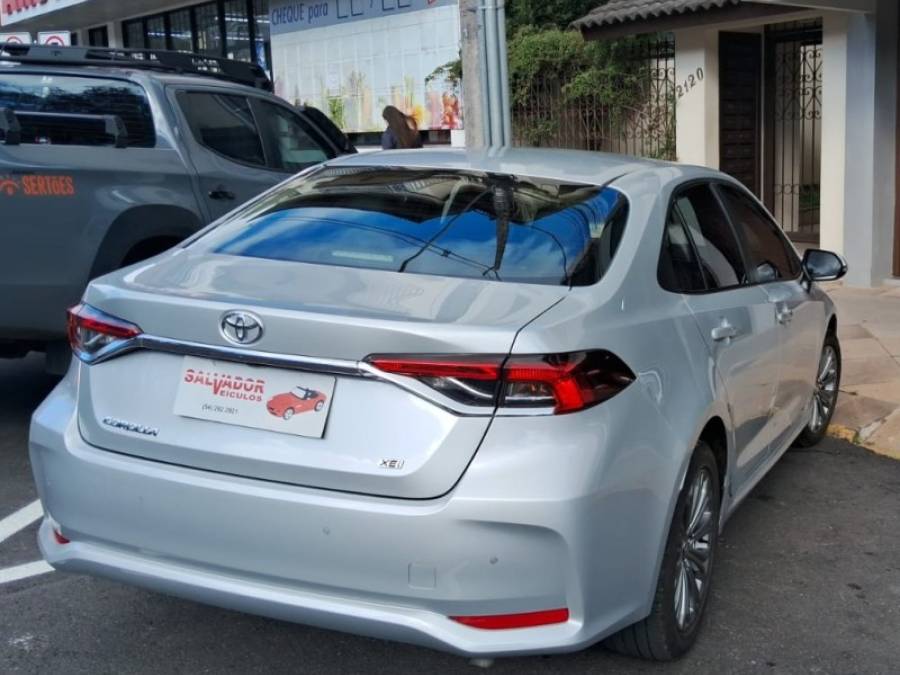 TOYOTA - COROLLA - 2022/2023 - Prata - R$ 131.900,00