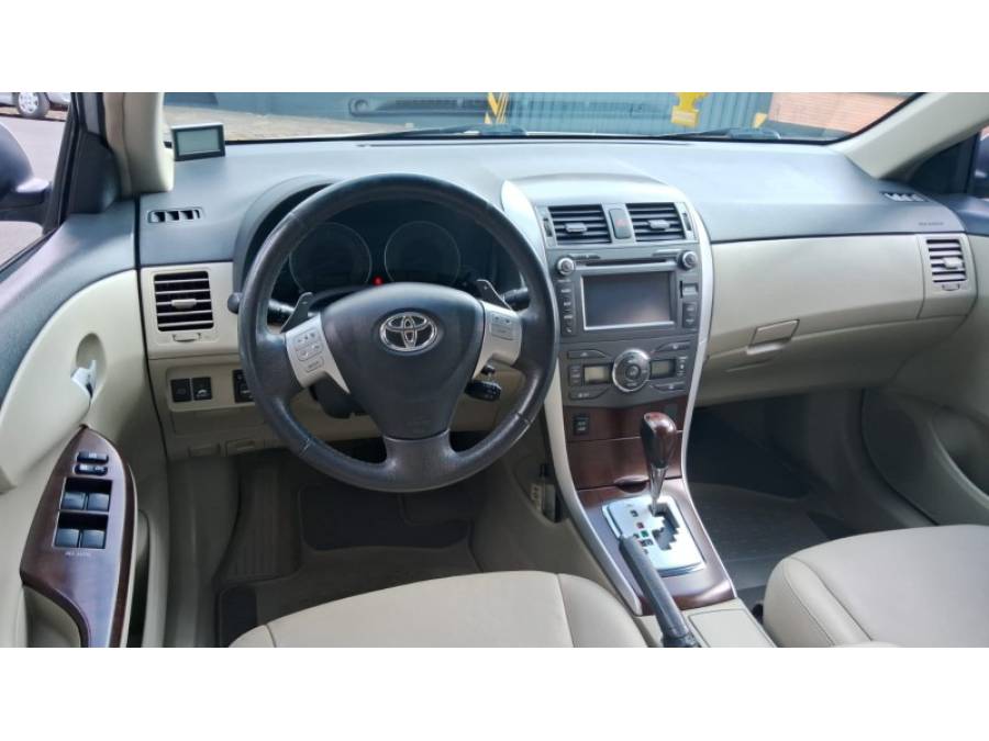 TOYOTA - COROLLA - 2013/2014 - Prata - R$ 75.900,00