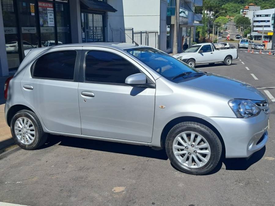 TOYOTA - ETIOS - 2013/2014 - Prata - R$ 44.900,00