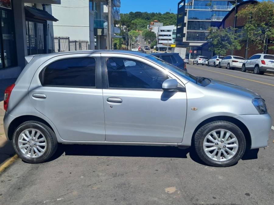 TOYOTA - ETIOS - 2013/2014 - Prata - R$ 44.900,00