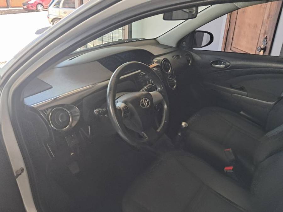 TOYOTA - ETIOS - 2013/2014 - Prata - R$ 44.900,00