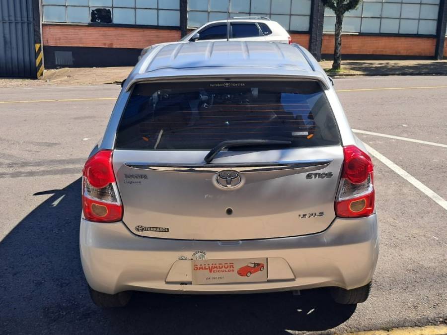 TOYOTA - ETIOS - 2013/2014 - Prata - R$ 44.900,00