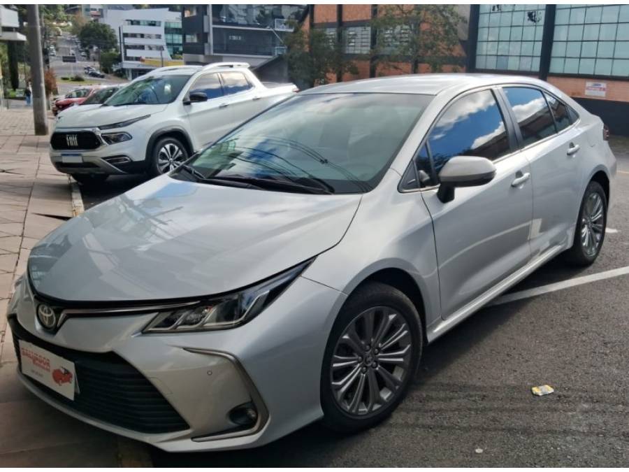 TOYOTA - COROLLA - 2022/2023 - Prata - R$ 131.900,00