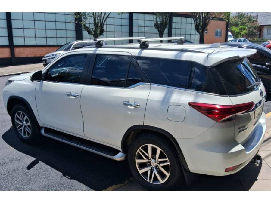 TOYOTA - HILUX SW4 - 2018/2018 - Branca - R$ 223.000,00