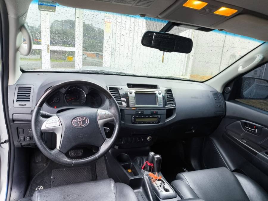 TOYOTA - HILUX SW4 - 2015/2015 - Prata - R$ 163.900,00