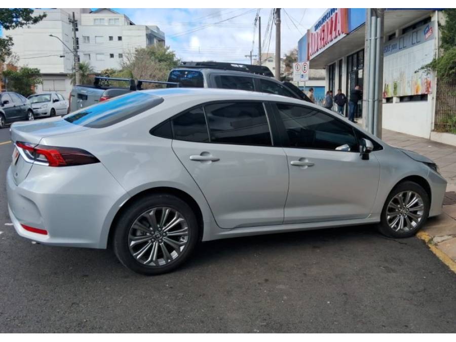 TOYOTA - COROLLA - 2022/2023 - Prata - R$ 131.900,00