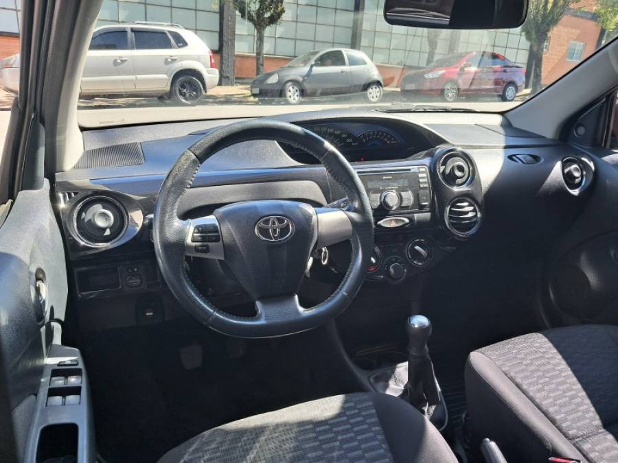 TOYOTA - ETIOS - 2013/2014 - Prata - R$ 44.900,00