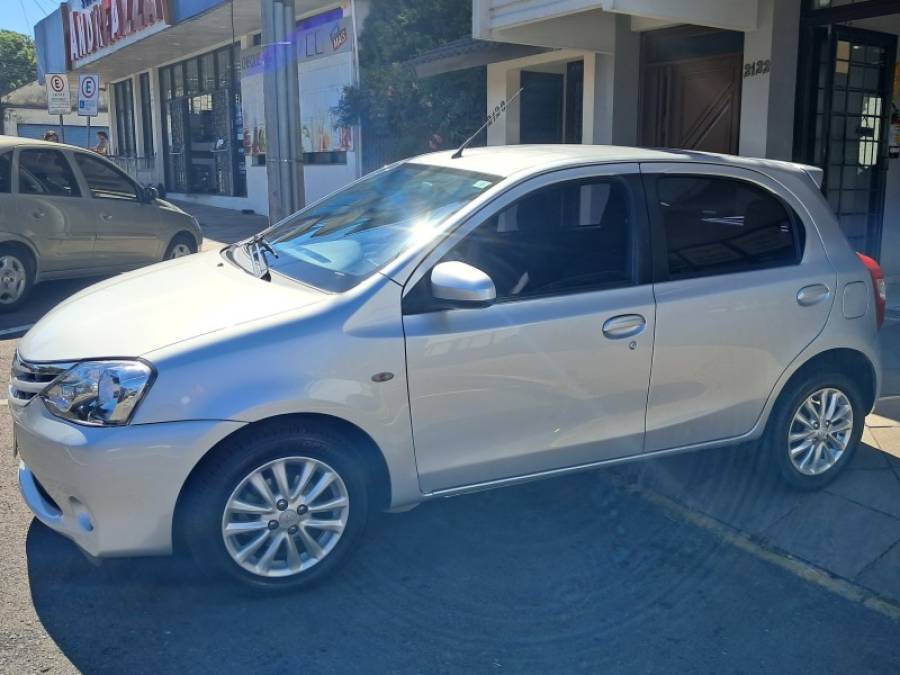 TOYOTA - ETIOS - 2013/2014 - Prata - R$ 44.900,00