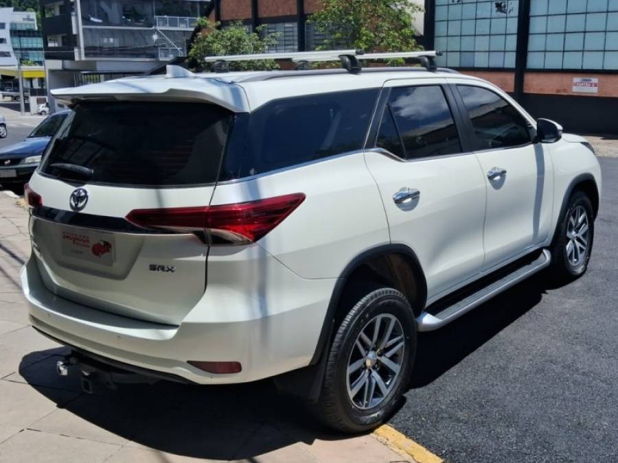 TOYOTA - HILUX SW4 - 2018/2018 - Branca - R$ 219.000,00