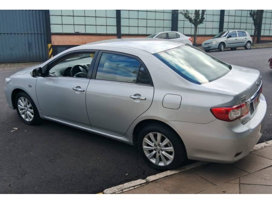 TOYOTA - COROLLA - 2013/2014 - Prata - R$ 75.900,00